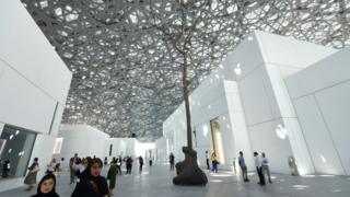 Gente pasea en el museo, durante la inauguración.