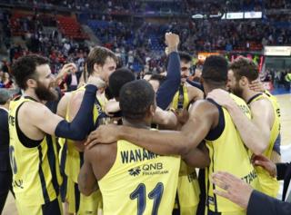 Fenerbahçe Doğuş maçtan sonra Final Four'u kutluyor