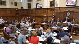 Совет графства Нортгемптоншир встретился в четверг, чтобы обсудить сокращения на услуги