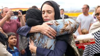 أردرن وهي تحتضن أحد أفراد الجالية المسلمة