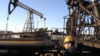 нефтяник у вышки