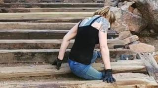 Mandy Horvath sube los escalones del inclinado de Manitou