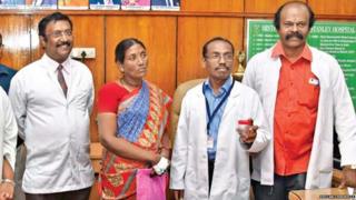 Foto cortesía del diario Deccan Chronicle. El equipo médico, junto a Selvi, tras la extracción del insecto, que muestran en una caja.