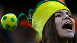 Hincha de Brasil gritando en la tribuna.
