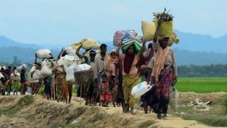 Qaxooti Rohingya ah oo lugeynaya meel u dhaw dhulka u dhaxeeya Bangladesh iyo Myanmar ee u dhaw Ukhia, waa Oktoobar 19, 2017