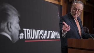 Nghị sỹ Dân chủ Chuck Schumer nói chuyện với các phóng viên hôm 20/1