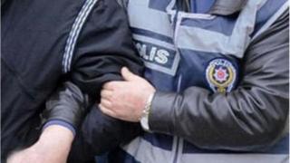 Polisin gözaltına aldığı bir kişi