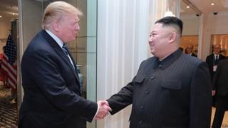 На фото, опубликованном официальным Центральным агентством новостей Северной Кореи (KCNA), изображены лидер Северной Кореи Ким Чен Ун (R) и президент США Дональд Дж. Трамп (слева) во время встречи в Ханое, Вьетнам, 28 февраля 2019 года.