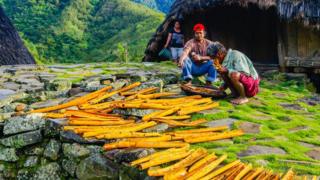 Petani kayu manis di Waerebo menjemur kayu manis, karya Suwandi Chandra yang meraih penghargaan ketiga.