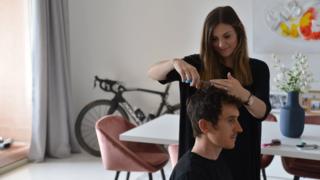 Geraint Thomas has hair cut by wife Sara