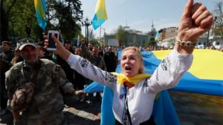 Активисты празднуют принятие закона о языке