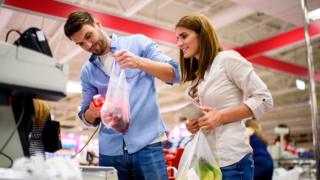 Dos personas haciendo compras