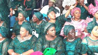 Aṣọ ń pe aṣọ ránṣẹ́