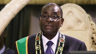 ''Mugabe et sa famille vont à Singapour se faire soigner après avoir laissé nos hôpitaux publics s'effondrer", souligne Obert Gutu, porte-parole du principal parti d'opposition.
