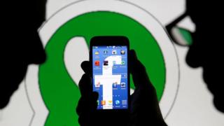 телефон на фоне логтипа Whatsapp