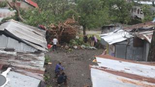 Des maisons détruites et des arbres à terre après le passage du cyclone Kenneth