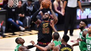 LeBron James au-dessus de la mêlée