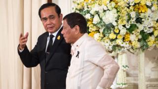 พล.อ.ประยุทธ์ จันทร์โอชา (ซ้าย) นายกรัฐมนตรีของไทย ต้อนรับนายโรดริโก ดูแตร์เต ปธน.ฟิลิปปินส์ ในการเยือนอย่างเป็นทางการไม่นานมานี้