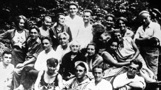 Актеры театра "Березиль". В центре - его режиссер Лесь Курбас с матерью