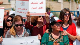 فلسطينيات يتظاهرن أمام مكتب رئيس الوزراء في رام الله، احتجاجا على العنف ضد المرأة