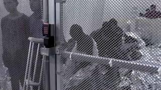 Migrant being imprisonned in the US