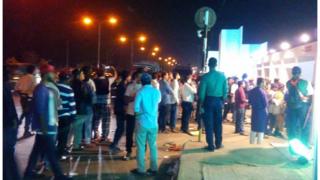 রাস্তায় মানুষের লাইন