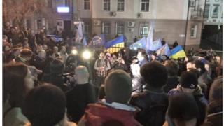 У суда собралась толпа. Люди протестуют против затягивания дела Романа Насирова