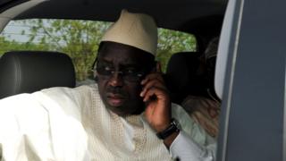 Le président du Sénégal Macky Sall au téléphone