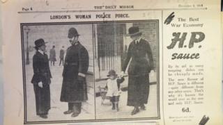 這份1914年12月3日的《每日鏡報》上刊登了當時在倫敦街頭為警察提供協助的女性志願者。