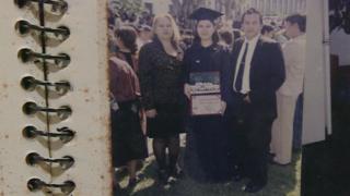 Karla Turcios cuando se graduó junto a sus  padres.