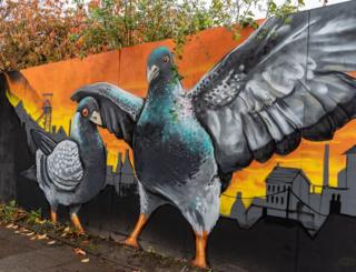 Painting of pigeons on a wall