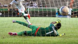 Le Sénégalais Famara Diedhiou tire un penalty lors du match de qualification pour la Coupe d'Afrique des Nations 2017 contre la Namibie.