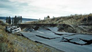 Carretera partida por un terremoto