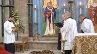 Bishop of East Anglia's ashes buried in cathedral - BBC News