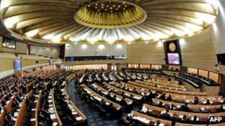 Image of naked woman halts Thai parliament debate - BBC News