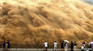 People watching sand-washing in Jiyuan in China