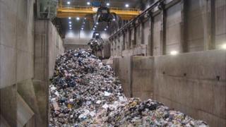 Norway uses waste as eco-friendly fuel - BBC News