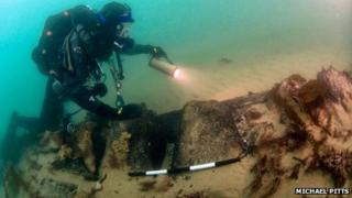 HMS Invincible wreck 'at risk' English Heritage site - BBC News