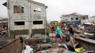 Philippines typhoon: Aid effort gathers pace - BBC News