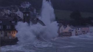 UK storm: Rain and winds batter Devon and Cornwall - BBC News