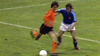 Johan Cruyff performs his amazing trick against Sweden