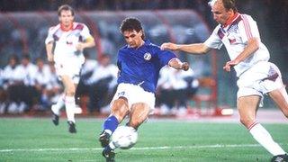 Roberto Baggio on his way to score for Italy against Czechoslovakia