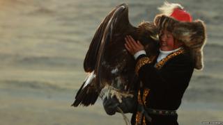 Ashol-Pan cuddling her eagle