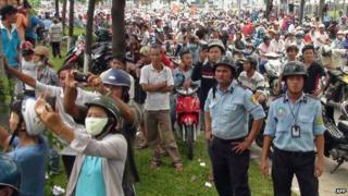 Vietnam anti-China protest: Factories burnt - BBC News