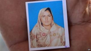 Pakistan Lahore court indicts five over honour killing - BBC News