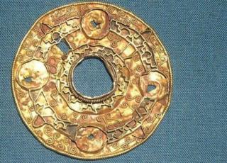 Sutton Hoo: Replica of 'plundered' brooch in place at historical site ...