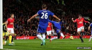 Manchester United's Robin Van Persie equalises against Chelsea