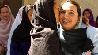 Afghan women hold historic talks with the Taliban - BBC News