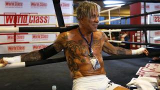 Mickey Rourke wins exhibition boxing match - BBC News