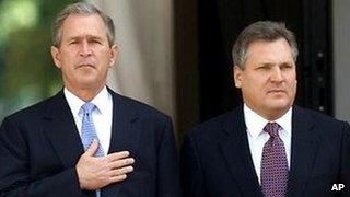 US President Bush and President Aleksander Kwasniewski of Poland (file photo)